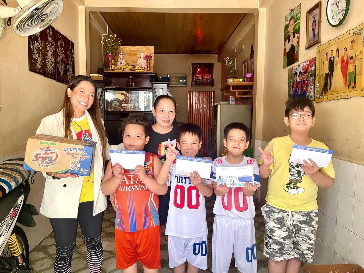 Bà Vũ Phương Thanh, đại sứ thương hiệu Number 1 thăm hỏi và tặng quà cho 4 em thiếu nhi trong chương trình 'Cùng con đi tiếp cuộc đời' tại quận 8, TP.HCM. Ảnh: Tân Hiệp Phát. Bà Vũ Phương Thanh, đại sứ thương hiệu Number 1 thăm hỏi và tặng quà cho 4 em thiếu nhi trong chương trình 'Cùng con đi tiếp cuộc đời' tại quận 8, TP.HCM. Ảnh: Tân Hiệp Phát.