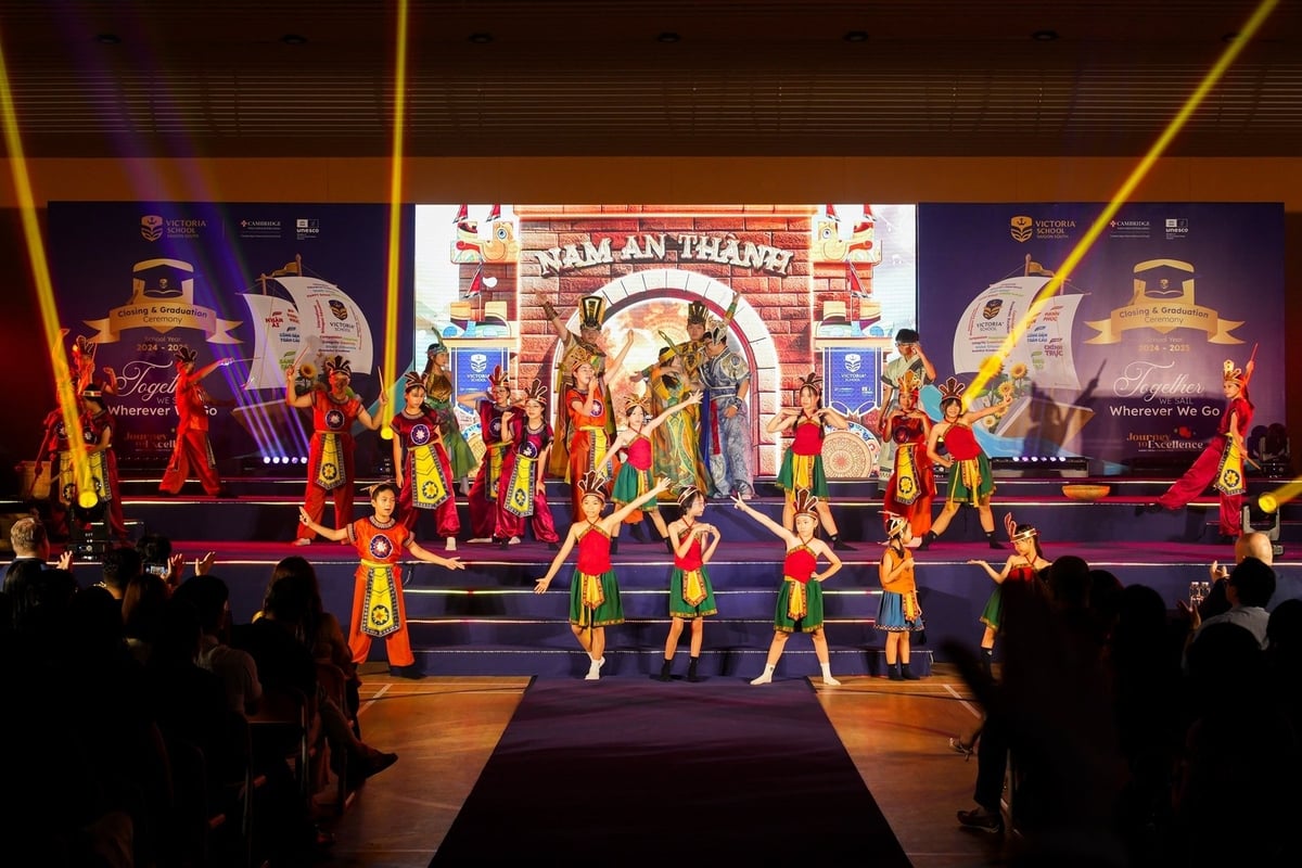 Học sinh Victoria School tái hiện vở nhạc kịch 'Chiếc nỏ thần' tại sân khấu Lễ tổng kết. Ảnh: Victoria School. Học sinh Victoria School tái hiện vở nhạc kịch 'Chiếc nỏ thần' tại sân khấu Lễ tổng kết. Ảnh: Victoria School.