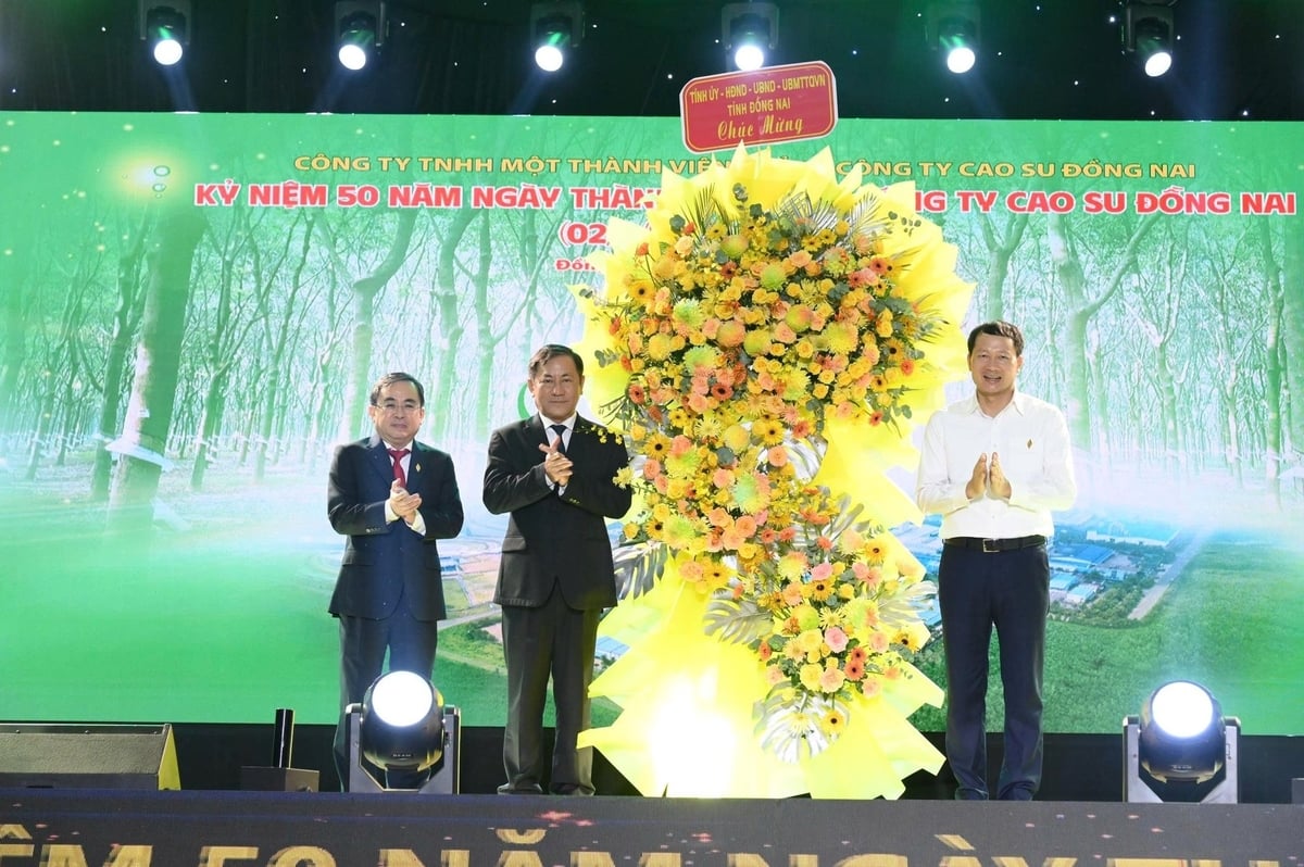 Ông Vũ Hồng Văn (bên phải) - Bí thư Tỉnh ủy Đồng Nai trao tặng lẵng hoa chúc mừng Tập thể Tổng Công ty Cao su Đồng Nai. Ông Vũ Hồng Văn (bên phải) - Bí thư Tỉnh ủy Đồng Nai trao tặng lẵng hoa chúc mừng Tập thể Tổng Công ty Cao su Đồng Nai.