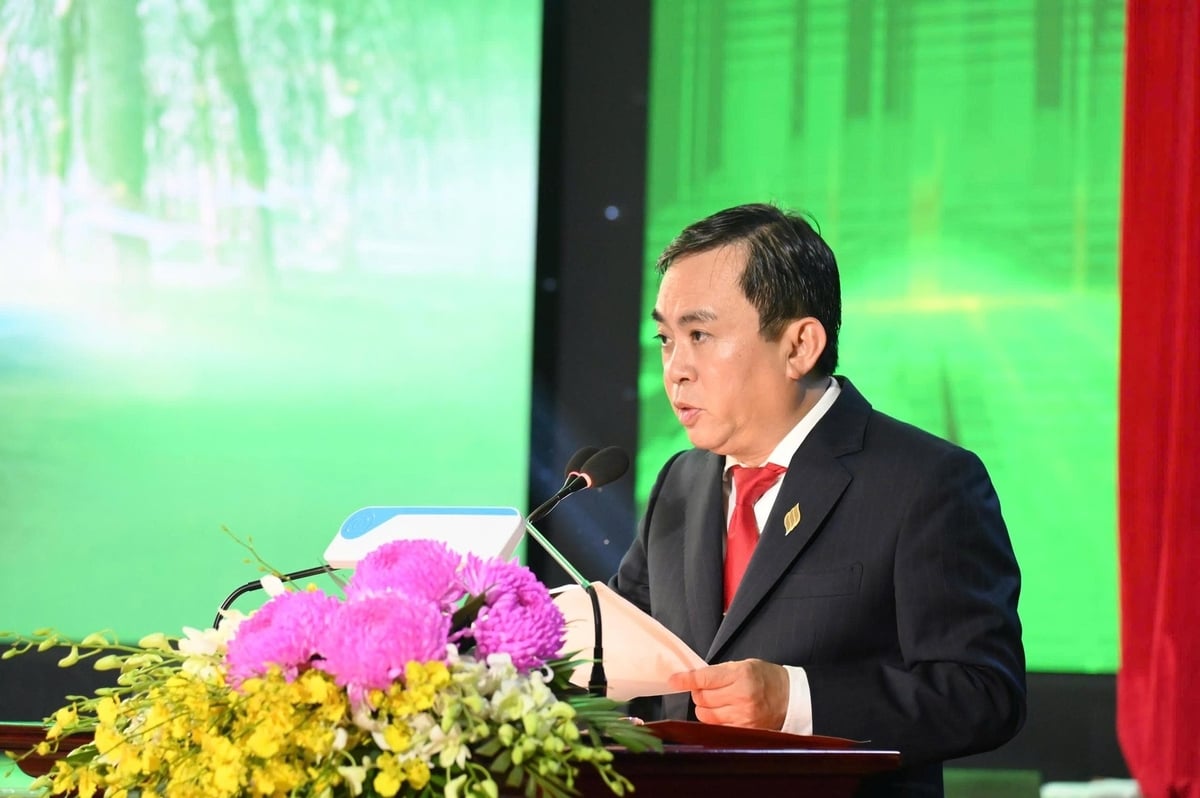 Ông Đỗ Minh Tuấn – Tổng Giám đốc Tổng Công ty Cao su Đồng Nai thay mặt cho tập thể cán bộ lãnh đạo, người lao động ôn lại chặng đường 50 năm xây dựng và phát triển của đơn vị. Ông Đỗ Minh Tuấn – Tổng Giám đốc Tổng Công ty Cao su Đồng Nai thay mặt cho tập thể cán bộ lãnh đạo, người lao động ôn lại chặng đường 50 năm xây dựng và phát triển của đơn vị.