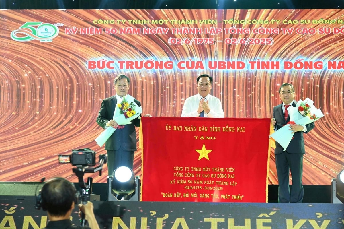Ông Võ Tấn Đức (đứng giữa) - Chủ tịch UBND tỉnh Đồng Nai trao bức trướng của tỉnh tặng Tổng Công ty Cao su Đồng Nai. Ông Võ Tấn Đức (đứng giữa) - Chủ tịch UBND tỉnh Đồng Nai trao bức trướng của tỉnh tặng Tổng Công ty Cao su Đồng Nai.