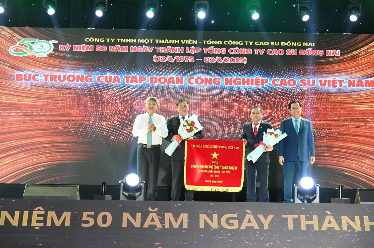 Lãnh đạo Tập đoàn Công nghiệp Cao su Việt Nam khẳng định: '50 năm qua, các thế hệ Tổng Công ty Cao su Đồng Nai đã viết một câu chuyện đầy cảm hứng, kiên cường'. Lãnh đạo Tập đoàn Công nghiệp Cao su Việt Nam khẳng định: '50 năm qua, các thế hệ Tổng Công ty Cao su Đồng Nai đã viết một câu chuyện đầy cảm hứng, kiên cường'.