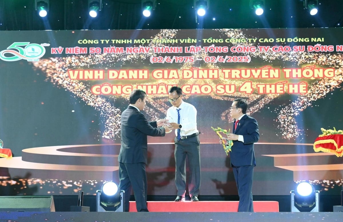 Tổng Công ty Cao su Đồng Nai vinh danh 34 gia đình có truyền thống công nhân cao su 4 thế hệ. Tổng Công ty Cao su Đồng Nai vinh danh 34 gia đình có truyền thống công nhân cao su 4 thế hệ.