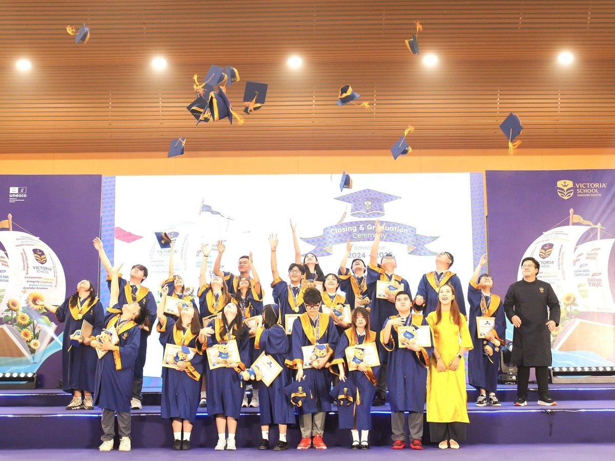 Nghi thức tung mũ tốt nghiệp của các em học sinh Victoria School - Nam Sài Gòn. Ảnh: Victoria School. Nghi thức tung mũ tốt nghiệp của các em học sinh Victoria School - Nam Sài Gòn. Ảnh: Victoria School.