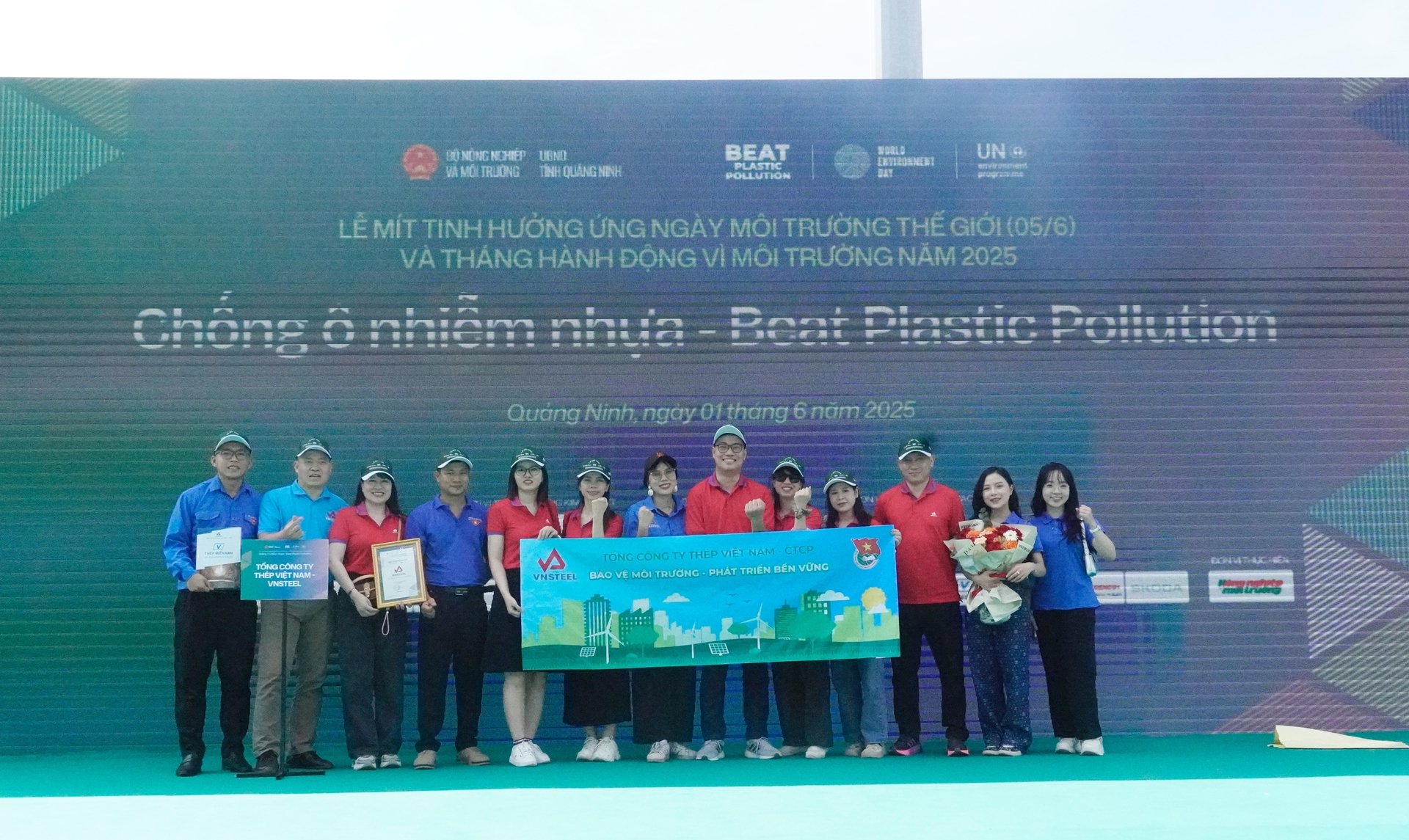 'Bảo vệ môi trường - Phát triển bền vững' là thông điệp thể hiện cam kết mạnh mẽ của VNSTEEL trong hành trình phát triển xanh và bền vững. Ảnh: Hồng Thắm. 'Bảo vệ môi trường - Phát triển bền vững' là thông điệp thể hiện cam kết mạnh mẽ của VNSTEEL trong hành trình phát triển xanh và bền vững. Ảnh: Hồng Thắm.