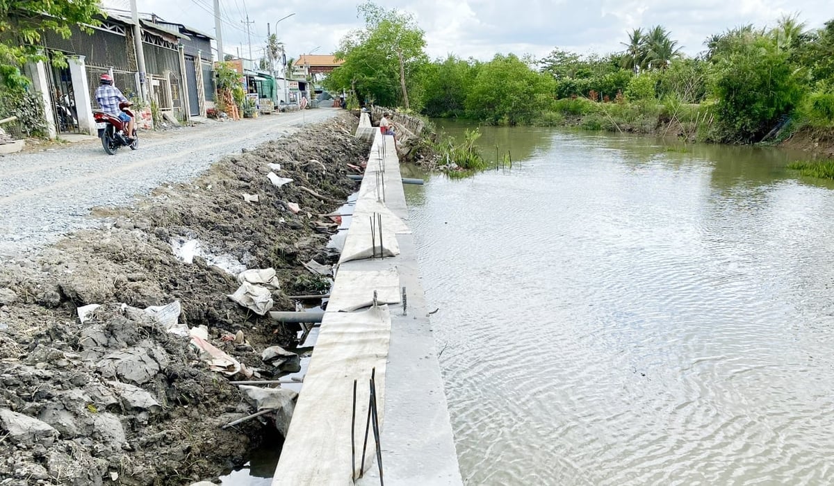 Tỉnh Vĩnh Long đang triển khai nhiều công trình, dự án khắc phục sạt lở đất ven các sông, kênh rạch. Ảnh: Lê Hùng. Tỉnh Vĩnh Long đang triển khai nhiều công trình, dự án khắc phục sạt lở đất ven các sông, kênh rạch. Ảnh: Lê Hùng.
