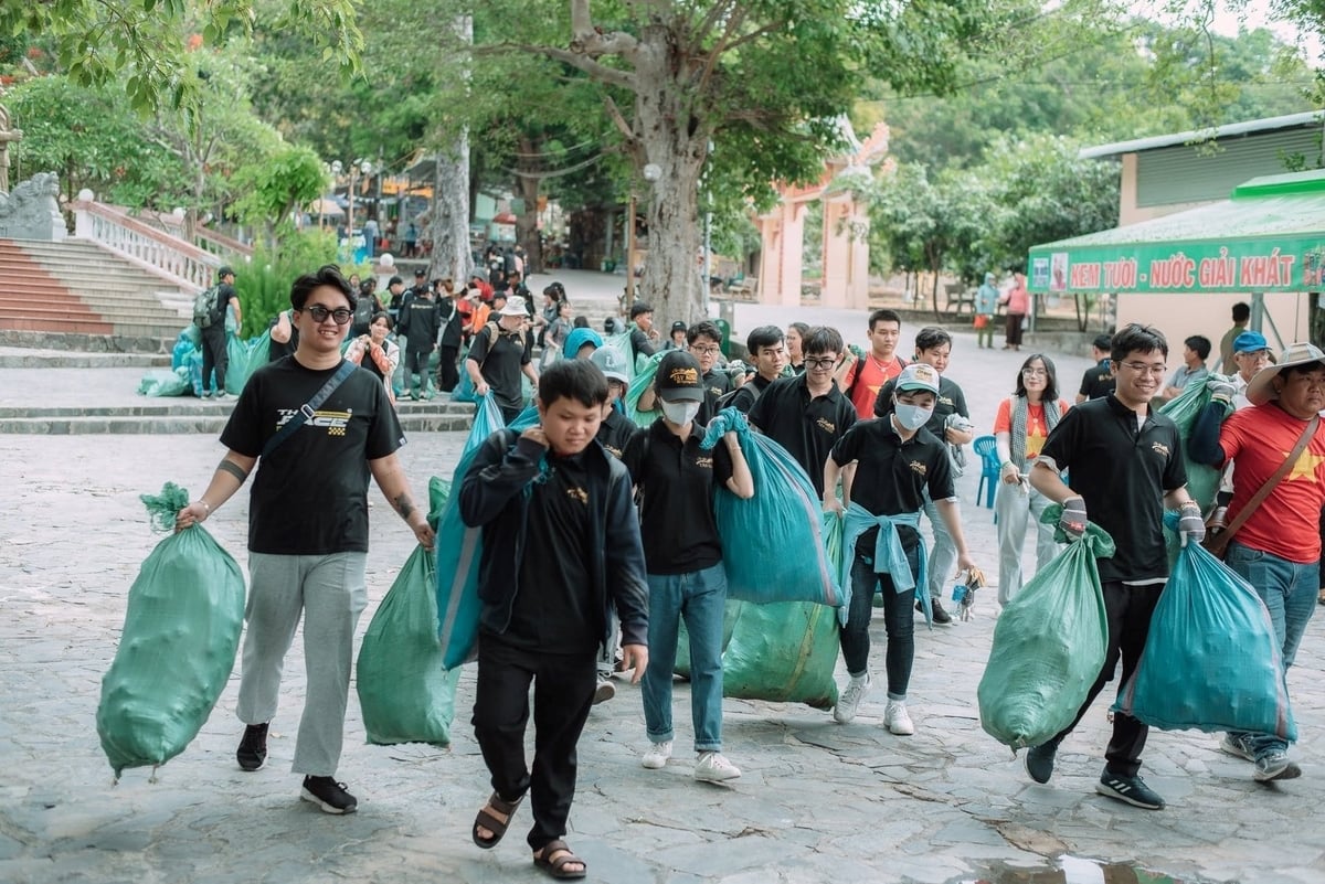 Người dân chung tay nhặt rác ở núi Bà Đen trong chiến dịch 'Ngày xanh núi Bà'. Ảnh: Báo Công lý. Người dân chung tay nhặt rác ở núi Bà Đen trong chiến dịch 'Ngày xanh núi Bà'. Ảnh: Báo Công lý.