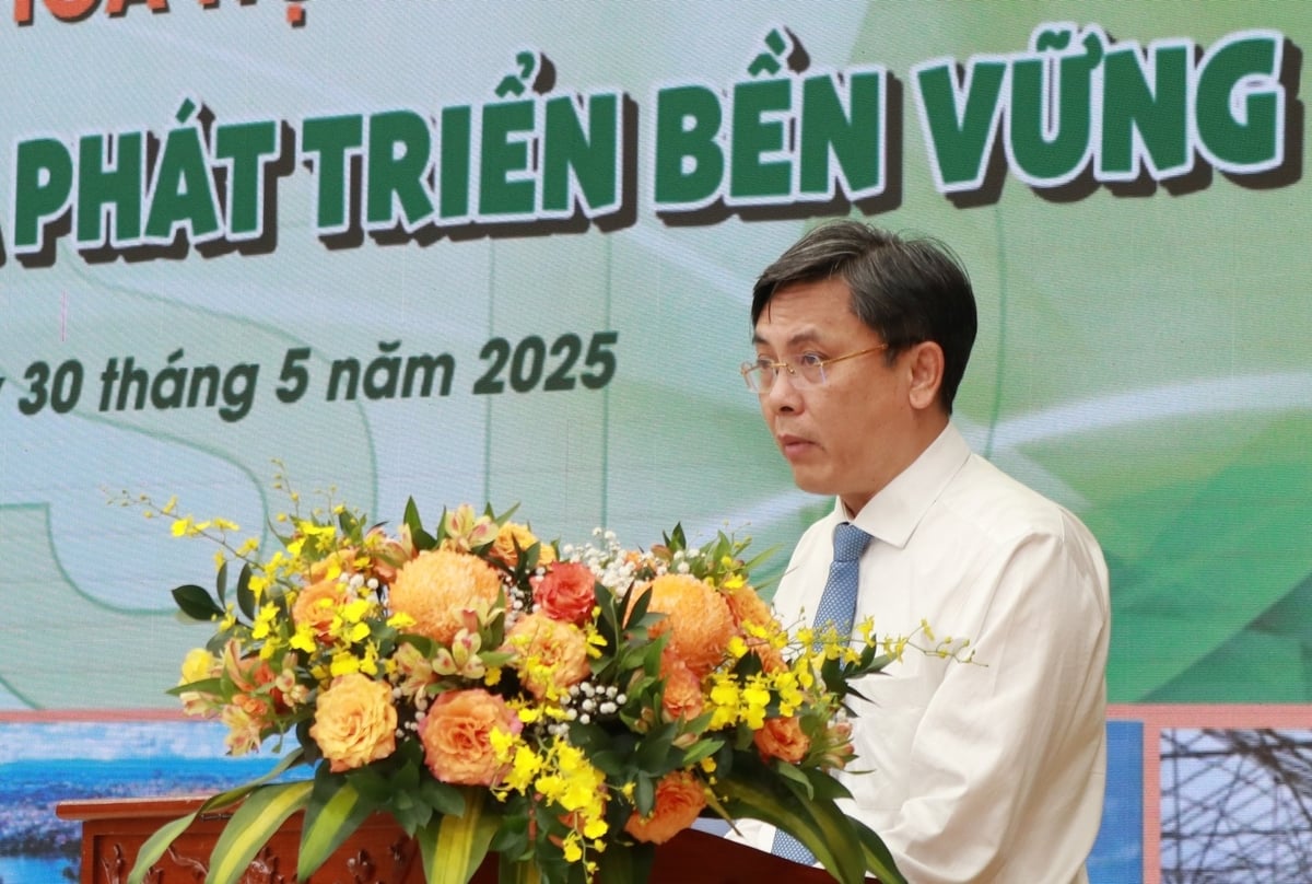 Assoc. Prof. Dr. Nguyen Minh Tam, vice president of the Vietnam National University Ho Chi Minh City, delivers remarks at the seminar.