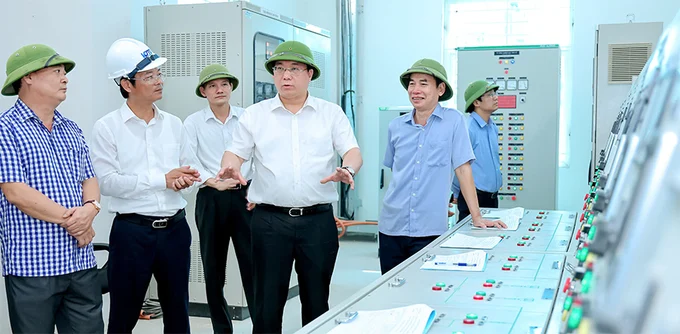 Chủ tịch UBND tỉnh Vĩnh Phúc Trần Duy Đông kiểm tra vận hành công trình thủy lợi hồ Đại Lải. Ảnh: VP. Chủ tịch UBND tỉnh Vĩnh Phúc Trần Duy Đông kiểm tra vận hành công trình thủy lợi hồ Đại Lải. Ảnh: VP.