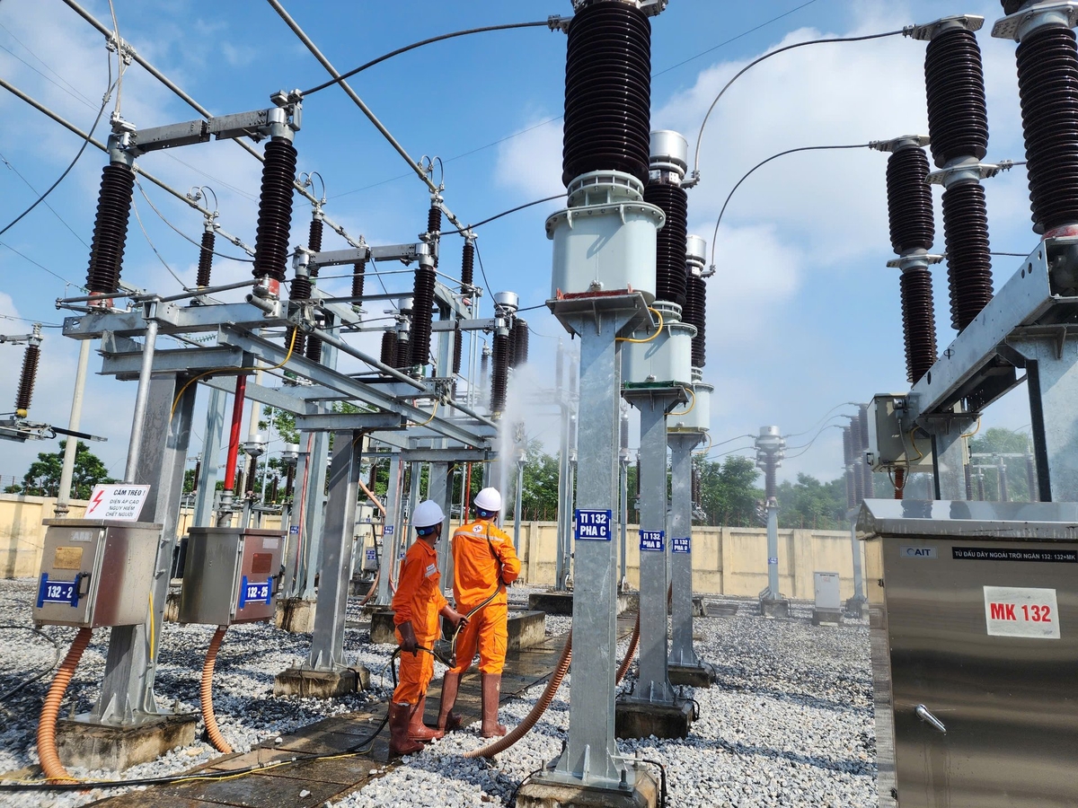 Công nhân EVNNPC vệ sinh cách điện bằng nước áp lực cao tại trạm biến áp 110kV Gò Trẩu_Tuyên Quang trong điều kiện vận hành, nhằm đảm bảo an toàn thiết bị và duy trì cung cấp điện ổn định, liên tục trong mùa nắng. Ảnh: EVNNPC. Công nhân EVNNPC vệ sinh cách điện bằng nước áp lực cao tại trạm biến áp 110kV Gò Trẩu_Tuyên Quang trong điều kiện vận hành, nhằm đảm bảo an toàn thiết bị và duy trì cung cấp điện ổn định, liên tục trong mùa nắng. Ảnh: EVNNPC.