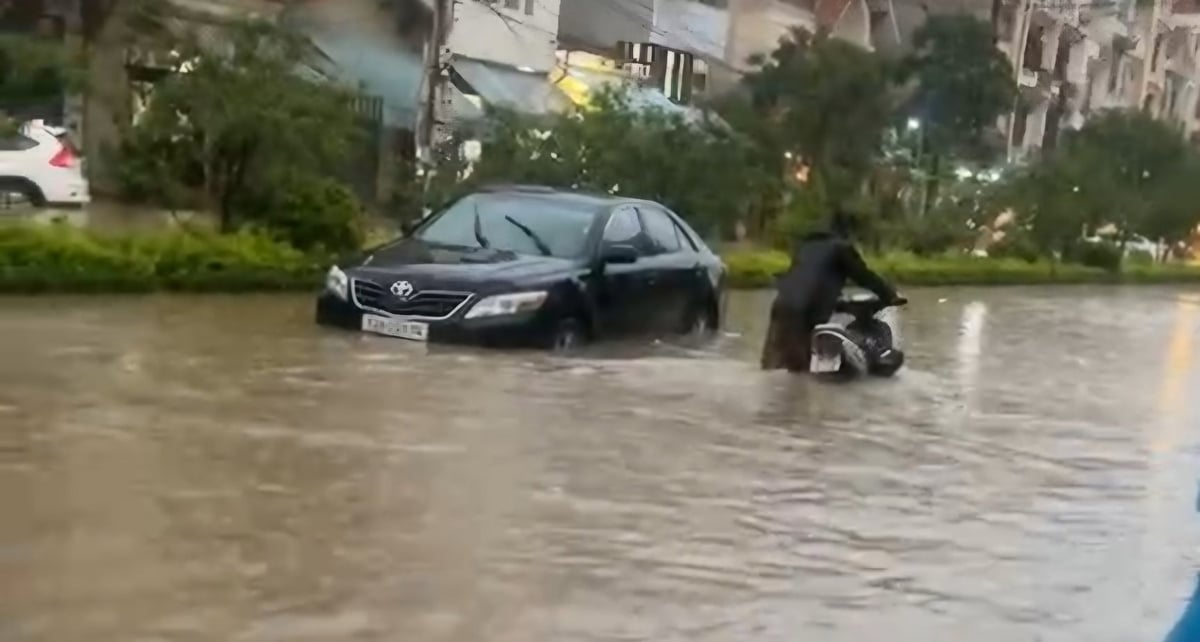 Một số phương tiện khi cố lưu thông đã bị chết máy. Ảnh: ĐH. Một số phương tiện khi cố lưu thông đã bị chết máy. Ảnh: ĐH.