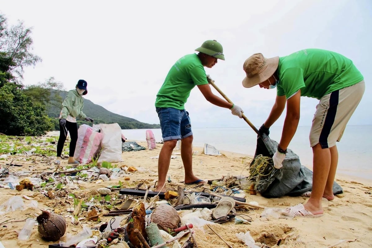 Thu gom rác thải nhựa trên bãi biển Phú Quốc. Ảnh: Văn Sanh. Thu gom rác thải nhựa trên bãi biển Phú Quốc. Ảnh: Văn Sanh.