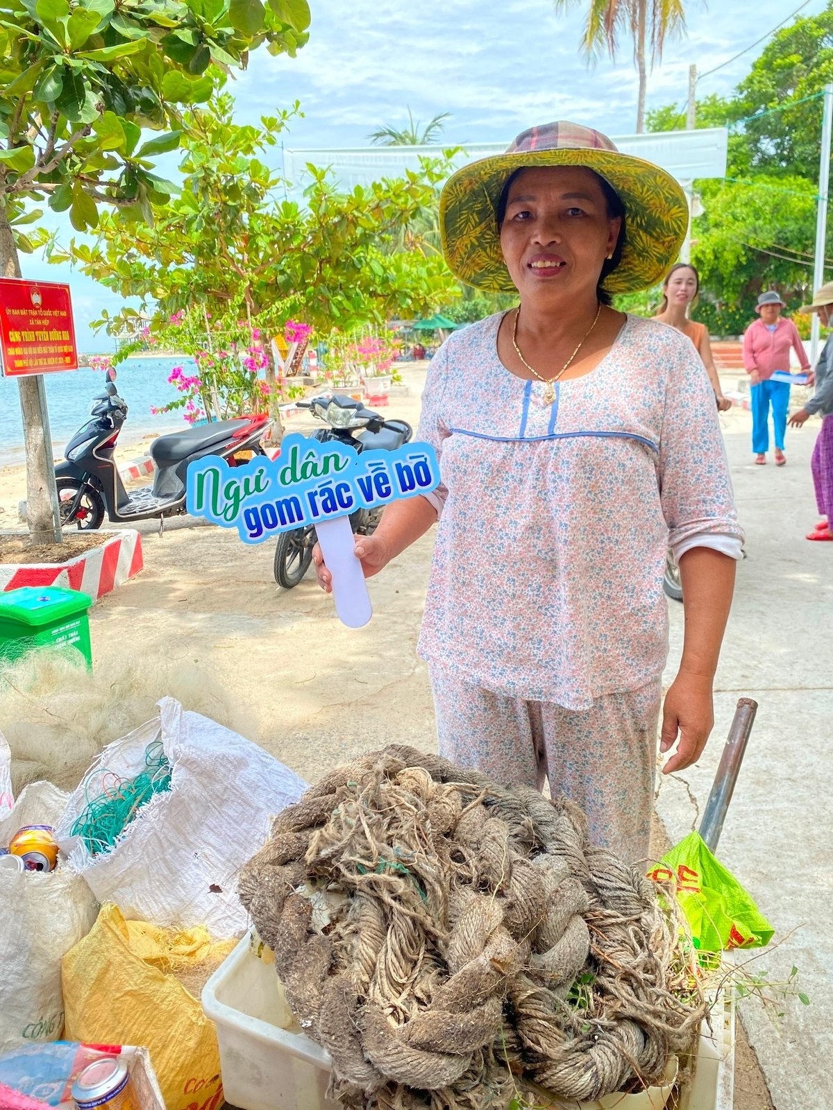 Hoạt động đổi rác lấy nhiên liệu ở Cù Lao Chàm. Ảnh: Báo Quảng Nam. Hoạt động đổi rác lấy nhiên liệu ở Cù Lao Chàm. Ảnh: Báo Quảng Nam.