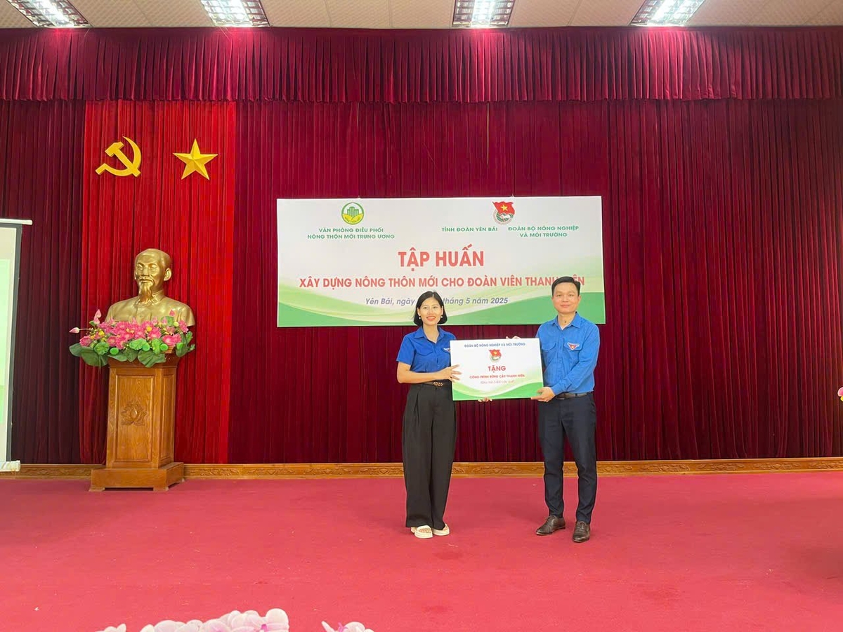 Đoàn TNCS HCM Bộ Nông nghiệp và Môi trường trao tặng biển tượng trưng mô hình sinh kế 3000 cây quế. Ảnh: Phương Linh. Đoàn TNCS HCM Bộ Nông nghiệp và Môi trường trao tặng biển tượng trưng mô hình sinh kế 3000 cây quế. Ảnh: Phương Linh.