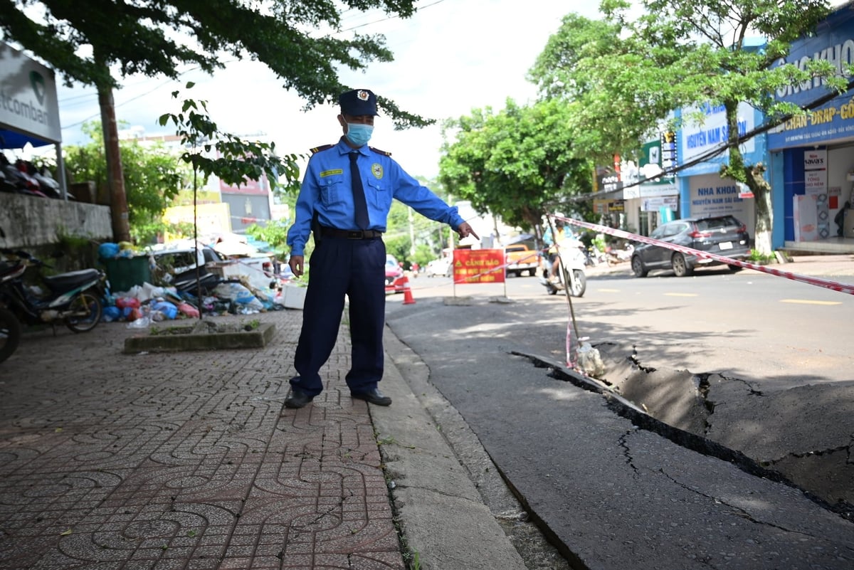 Trước đó, các vết sụt lún tập trung dọc theo mép vỉa hè đường Huỳnh Thúc Kháng (bên trái tuyến), chiều dài khoảng 50m, bề rộng khoảng 2m. Các vết lún, nứt ngày càng lan rộng. Ảnh: Phạm Hoài. Trước đó, các vết sụt lún tập trung dọc theo mép vỉa hè đường Huỳnh Thúc Kháng (bên trái tuyến), chiều dài khoảng 50m, bề rộng khoảng 2m. Các vết lún, nứt ngày càng lan rộng. Ảnh: Phạm Hoài.