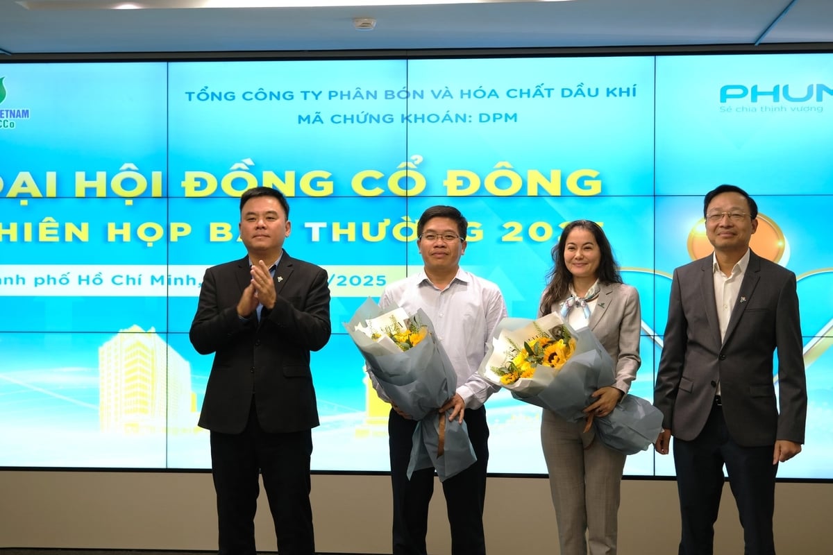 Đại hội đã bầu bổ sung bà Võ Thị Thanh Ngọc (thứ 2 từ phải qua), Thành viên HĐQT Tổng công ty Khí Việt Nam (PVGAS), là thành Thành viên Hội đồng Quản trị PVFCCo. Ảnh: Đức Trung. Đại hội đã bầu bổ sung bà Võ Thị Thanh Ngọc (thứ 2 từ phải qua), Thành viên HĐQT Tổng công ty Khí Việt Nam (PVGAS), là thành Thành viên Hội đồng Quản trị PVFCCo. Ảnh: Đức Trung.