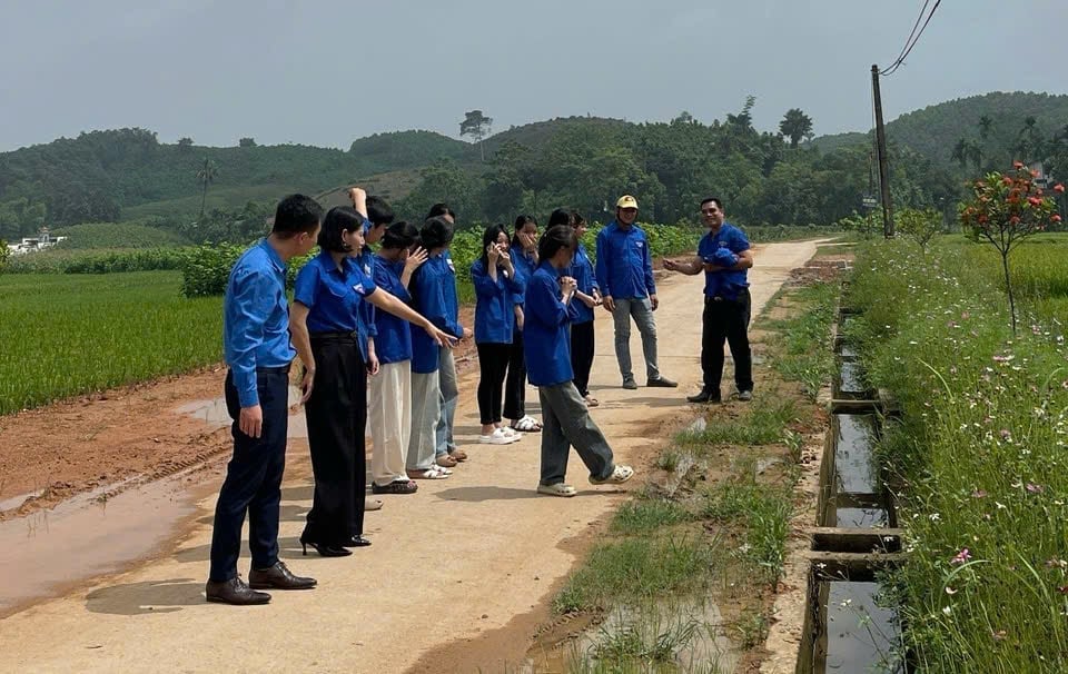 Đoàn viên thanh niên tham quan mô hình xây dựng nông thôn mới tại địa phương. Ảnh: Phương Linh. Đoàn viên thanh niên tham quan mô hình xây dựng nông thôn mới tại địa phương. Ảnh: Phương Linh.