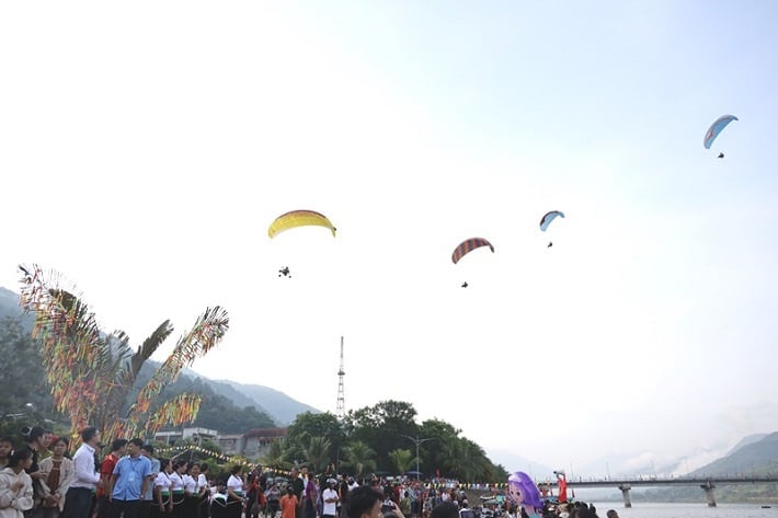 Điện Biên thu hút đầu tư, phát triển du lịch gắn với các hoạt động thể thao như đua thuyền, dù lượn... Ảnh: H. Châu Điện Biên thu hút đầu tư, phát triển du lịch gắn với các hoạt động thể thao như đua thuyền, dù lượn... Ảnh: H. Châu