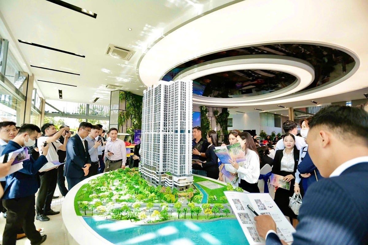 Sales Gallery The Felix đón hàng trăm lượt khách tham quan trong ngày ra mắt. Ảnh: C-Holdings.