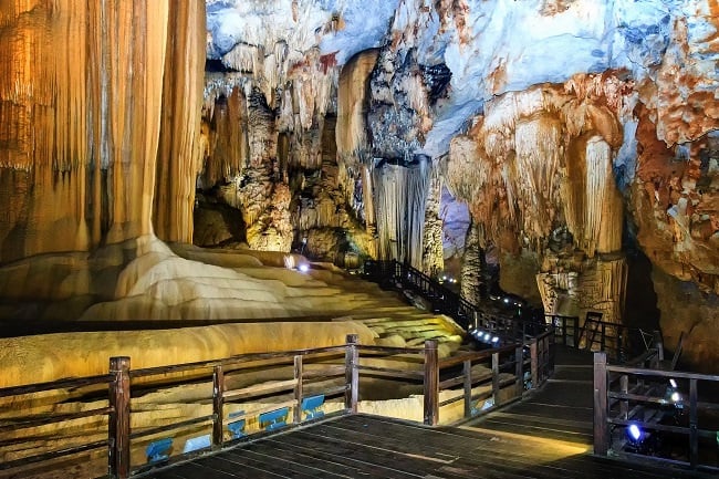 Hang động Pa Thơm điểm du lịch sinh thái hấp dẫn trong hệ thống hang động trên địa bàn tỉnh Điện Biên. Ảnh. T. Hương. Hang động Pa Thơm điểm du lịch sinh thái hấp dẫn trong hệ thống hang động trên địa bàn tỉnh Điện Biên. Ảnh. T. Hương.