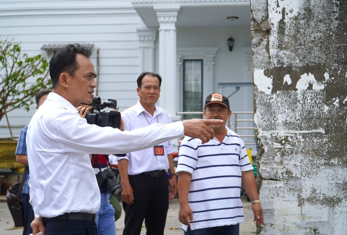 Ông Nguyễn Hoàng Anh - Giám đốc Sở Nông nghiệp và Môi trường Hậu Giang trực tiếp kiểm tra tại cơ sở giết mổ gia súc Dững Nga. Ảnh: Kim Anh. Ông Nguyễn Hoàng Anh - Giám đốc Sở Nông nghiệp và Môi trường Hậu Giang trực tiếp kiểm tra tại cơ sở giết mổ gia súc Dững Nga. Ảnh: Kim Anh.