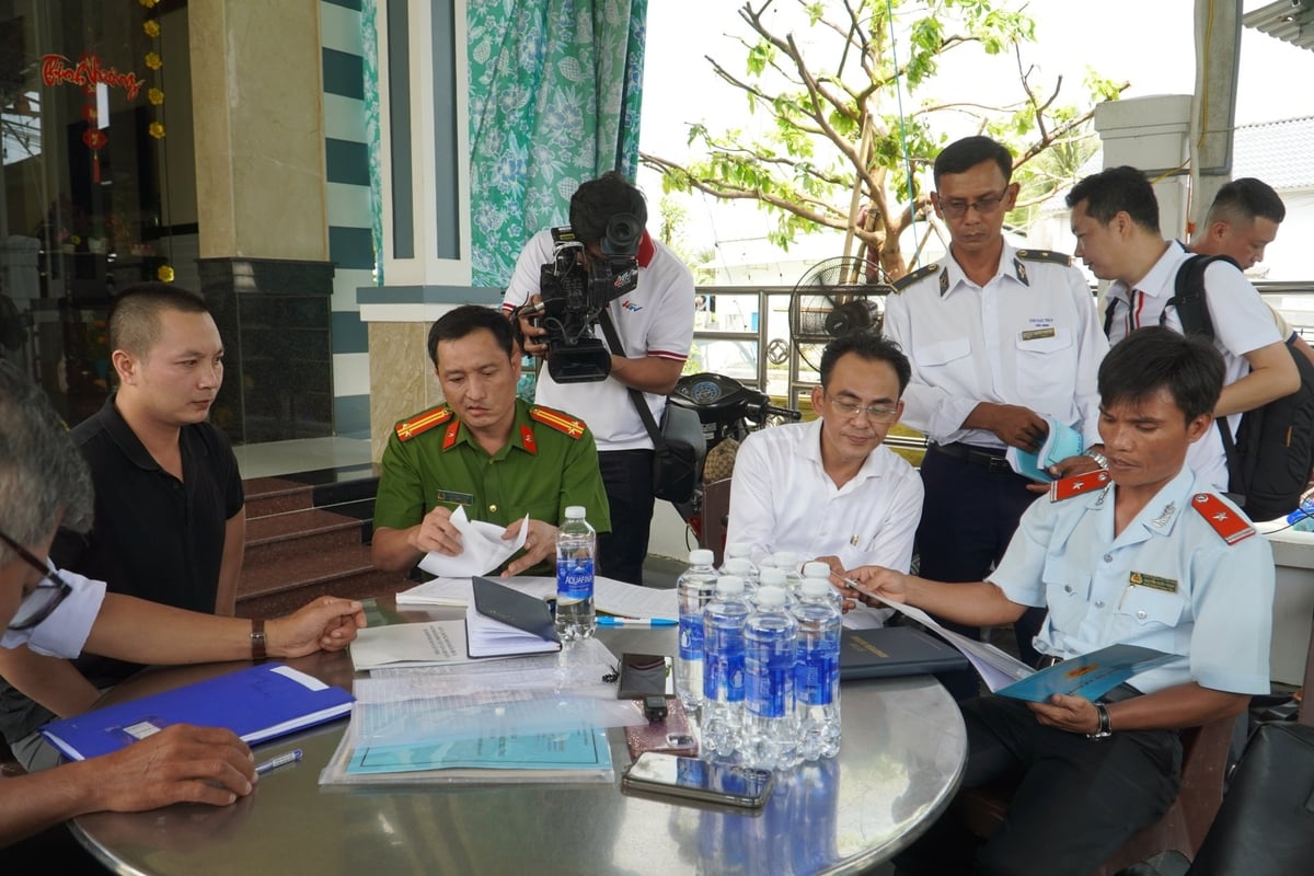 Ngành chức năng kiểm tra hồ sơ lưu trữ thông tin gia súc giết mổ tại cơ sở giết mổ Dững Nga. Ảnh: Kim Anh. Ngành chức năng kiểm tra hồ sơ lưu trữ thông tin gia súc giết mổ tại cơ sở giết mổ Dững Nga. Ảnh: Kim Anh.
