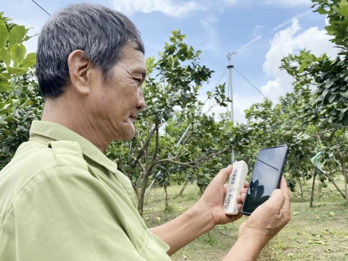Thông qua các ứng dụng thông minh trên điện thoại, nông dân có thể lập kế hoạch gieo trồng và ghi chép nhật ký canh tác chính xác. Ảnh: Lê Hoàng Vũ. Thông qua các ứng dụng thông minh trên điện thoại, nông dân có thể lập kế hoạch gieo trồng và ghi chép nhật ký canh tác chính xác. Ảnh: Lê Hoàng Vũ.