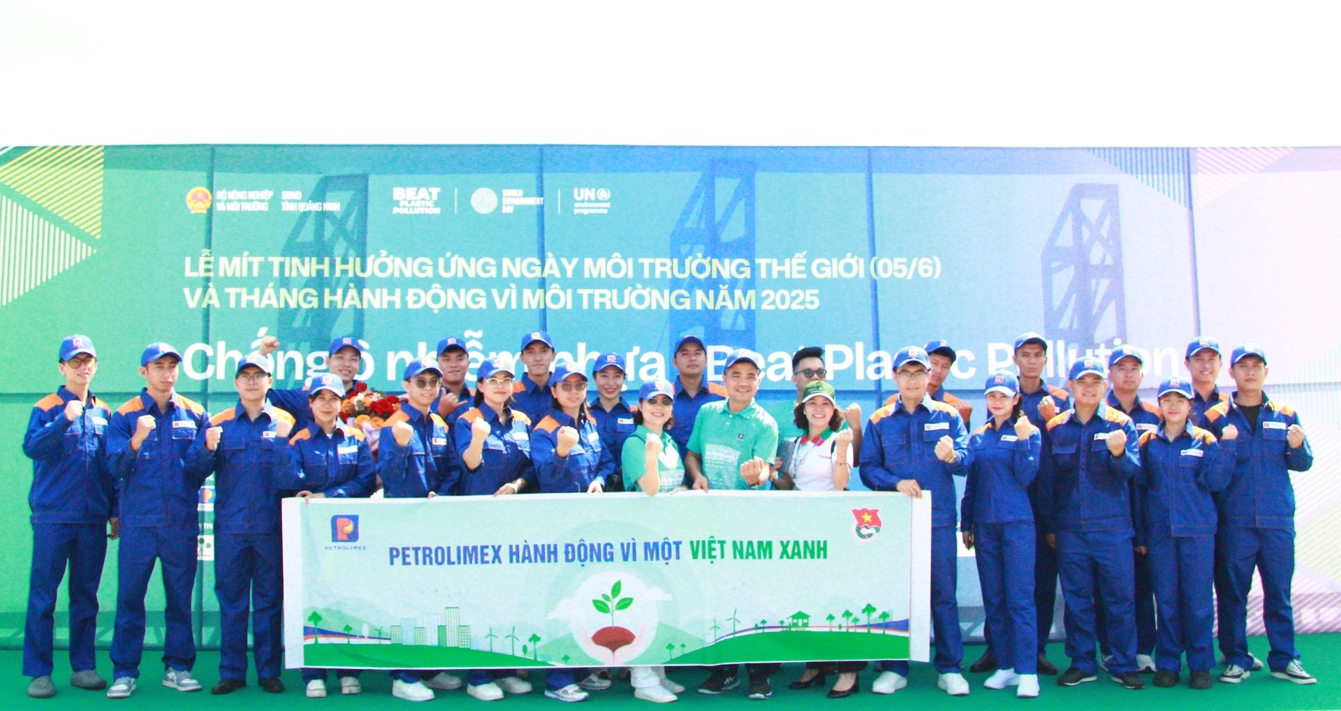 Đoàn Thanh niên Tập đoàn Petrolimex cùng Đoàn Thanh niên Công ty Xăng dầu B12 tham gia Lễ Mít tinh hưởng ứng Ngày Môi trường Thế giới (5/6) và Tháng hành động vì Môi trường năm 2025, diễn ra sáng 1/6 tại Quảng trường 30/10, TP. Hạ Long, Quảng Ninh. Ảnh: Đàm Trung. Đoàn Thanh niên Tập đoàn Petrolimex cùng Đoàn Thanh niên Công ty Xăng dầu B12 tham gia Lễ Mít tinh hưởng ứng Ngày Môi trường Thế giới (5/6) và Tháng hành động vì Môi trường năm 2025, diễn ra sáng 1/6 tại Quảng trường 30/10, TP. Hạ Long, Quảng Ninh. Ảnh: Đàm Trung.
