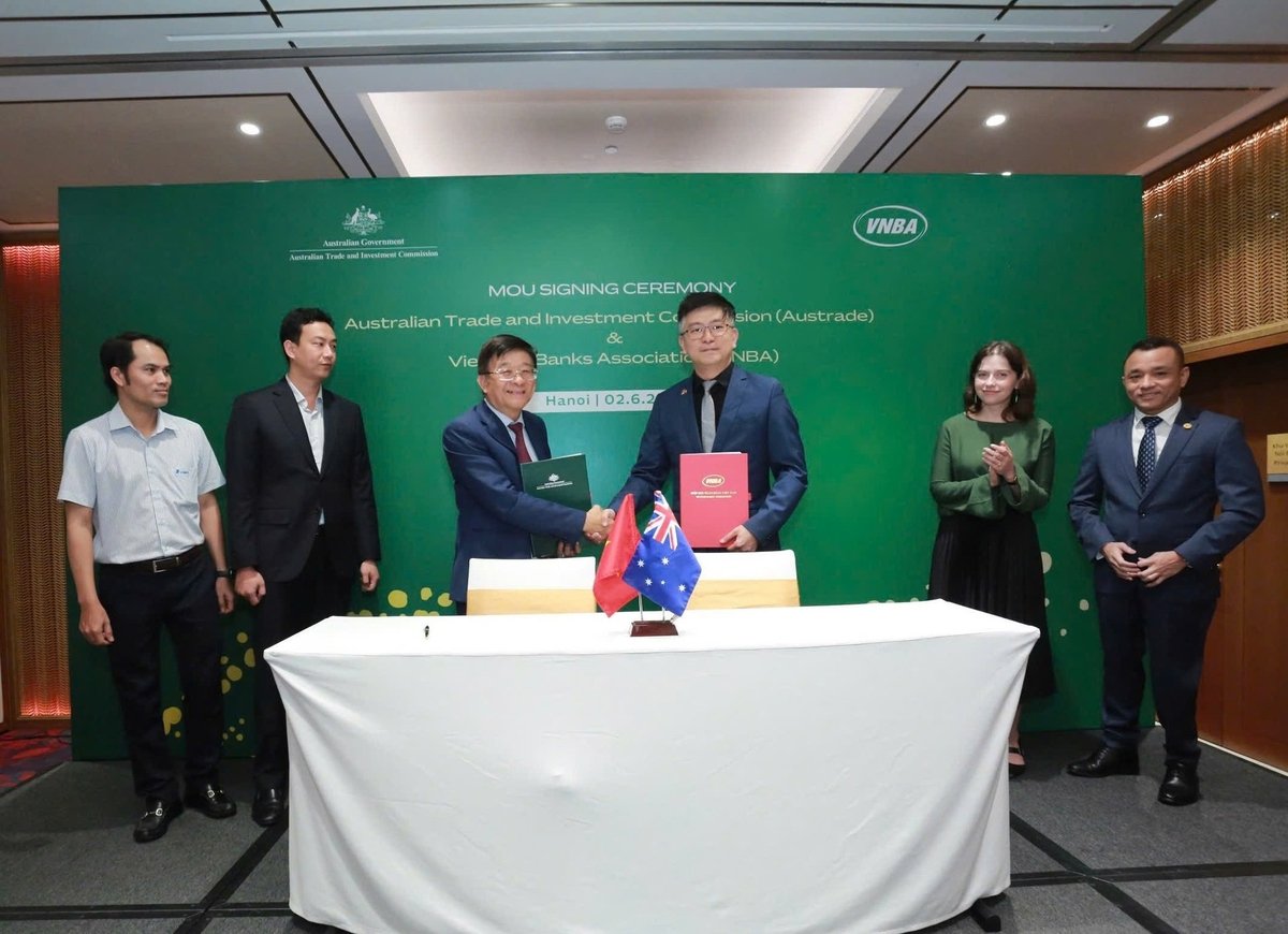 Biên bản ghi nhớ được ký kết giữa ông Nguyễn Quốc Hùng - Phó Chủ tịch kiêm Tổng Thư ký Hiệp hội Ngân hàng Việt Nam và ông Jonathan Saw, Tham tán Thương mại và Đầu tư chính Phủ Australia tại Việt Nam và Campuchia. Ảnh: Đại sứ quán Australia tại Việt Nam. Biên bản ghi nhớ được ký kết giữa ông Nguyễn Quốc Hùng - Phó Chủ tịch kiêm Tổng Thư ký Hiệp hội Ngân hàng Việt Nam và ông Jonathan Saw, Tham tán Thương mại và Đầu tư chính Phủ Australia tại Việt Nam và Campuchia. Ảnh: Đại sứ quán Australia tại Việt Nam.