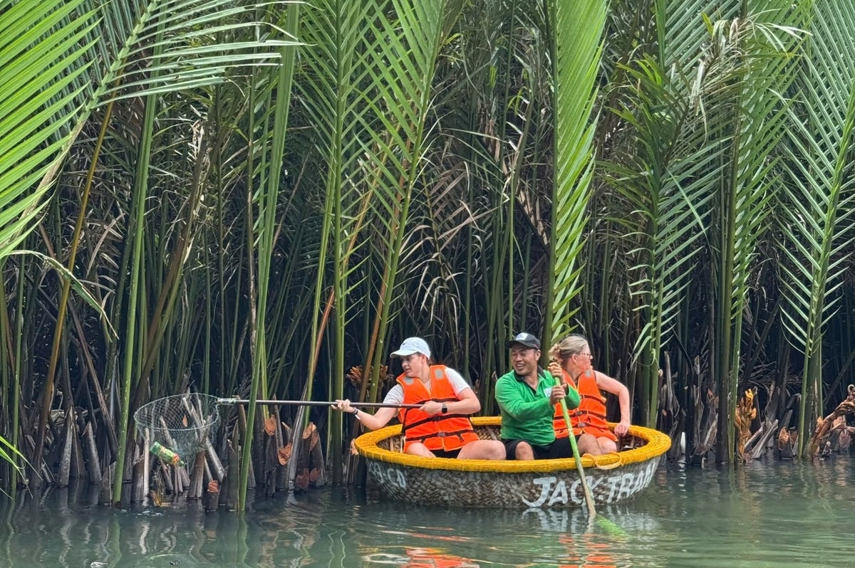 Và hào hứng trải nghiệm vớt rác ở rừng dừa. Ảnh: Lan Anh.