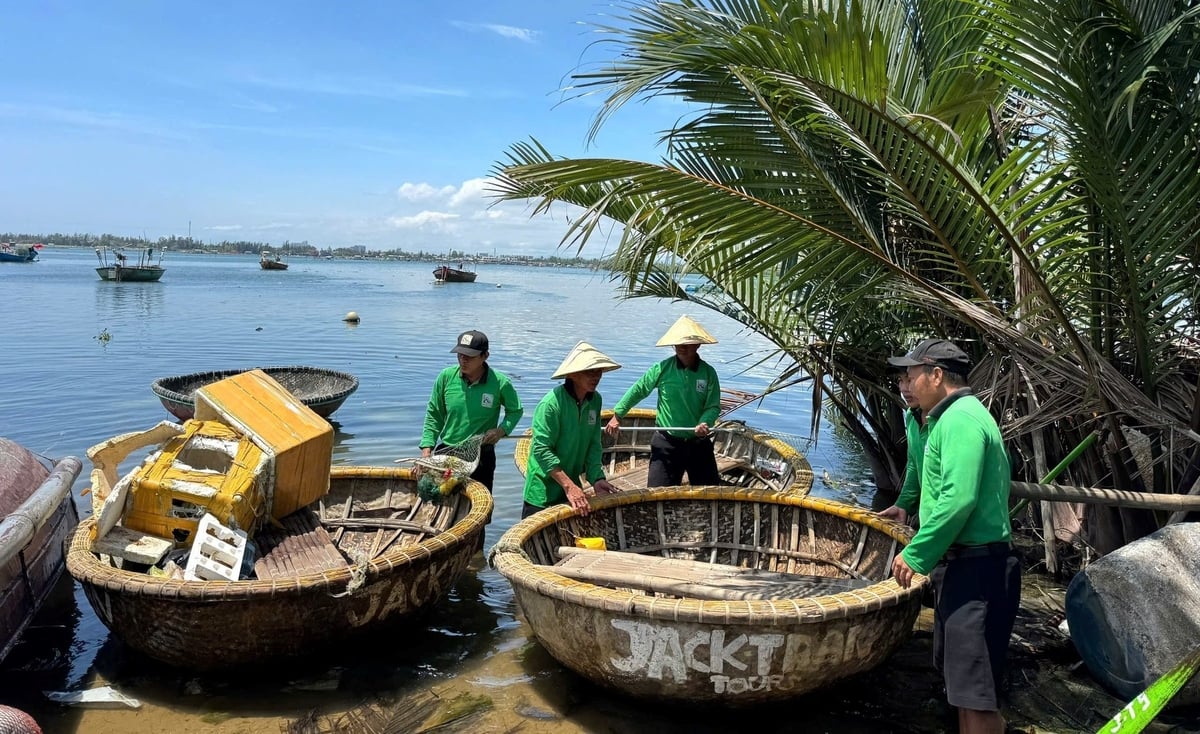 Rất nhiều loại rác được thu gom sau mỗi hành trình trải nghiệm rừng dừa. Ảnh: Lan Anh.