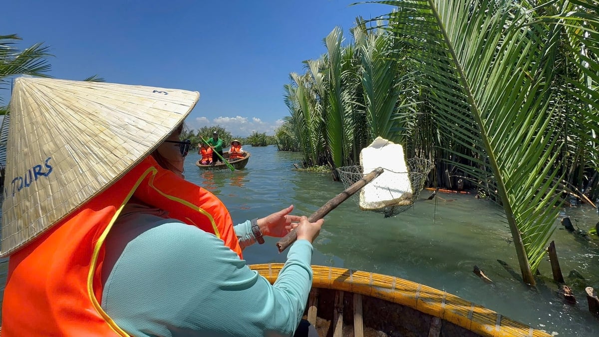 Dù phải trả tiền... để nhặt rác nhưng du khách nào cũng thích thú vì đã góp phần làm cho môi trường sạch hơn. Ảnh: Lan Anh.