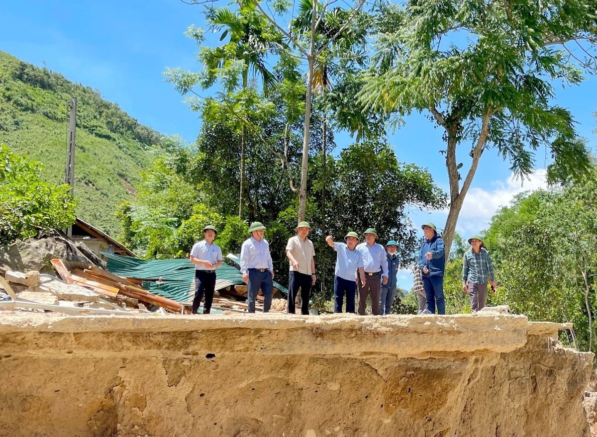 Đoàn lãnh đạo tỉnh Nghệ An kiểm tra hiện trường sau lũ ống lũ quét tại huyện Tương Dương ngày 2/6. Ảnh: Báo Nghệ An. Đoàn lãnh đạo tỉnh Nghệ An kiểm tra hiện trường sau lũ ống lũ quét tại huyện Tương Dương ngày 2/6. Ảnh: Báo Nghệ An.