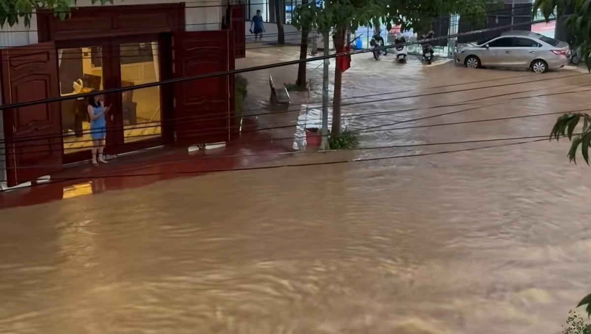 Tại các khu đô thị Phú Lộc III, IV phố cũng biến thành sông. Ảnh: LG. Tại các khu đô thị Phú Lộc III, IV phố cũng biến thành sông. Ảnh: LG.