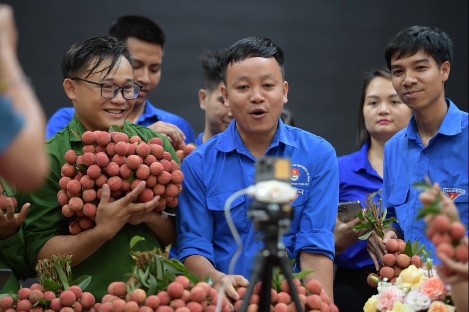 Vải thiều Bắc Giang được bán qua các kênh như tiktok, facebook. Ảnh: Phạm Minh. Vải thiều Bắc Giang được bán qua các kênh như tiktok, facebook. Ảnh: Phạm Minh.