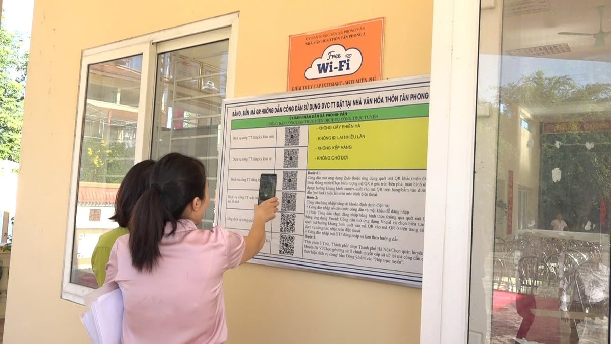 Người dân quét mã QR tại nhà văn hóa thôn. Ảnh: Diệu Thu. Người dân quét mã QR tại nhà văn hóa thôn. Ảnh: Diệu Thu.