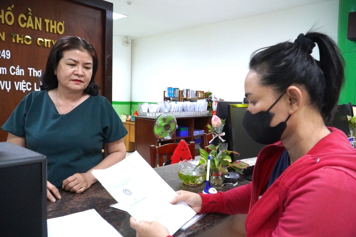 Theo quy định, người lao động đủ điều kiện hưởng trợ cấp thất nghiệp hàng tháng, tương đương 60% mức lương trung bình 6 tháng liền kề. Ảnh: Kim Anh.
