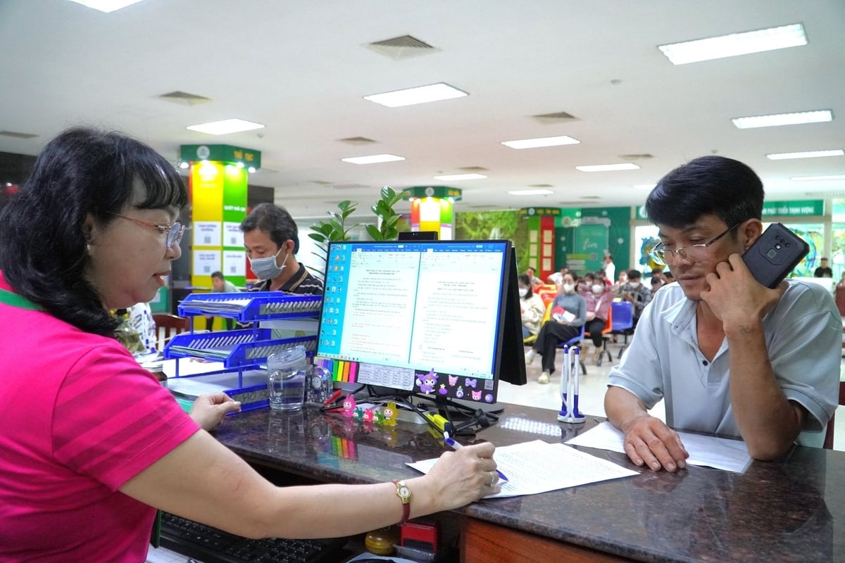 Không phân biệt hộ khẩu, không khó dễ trong thủ tục, sự linh hoạt trong giải quyết bảo hiểm thất nghiệp đã tiếp sức cho người lao động vượt qua khó khăn tạm thời. Ảnh: Kim Anh.