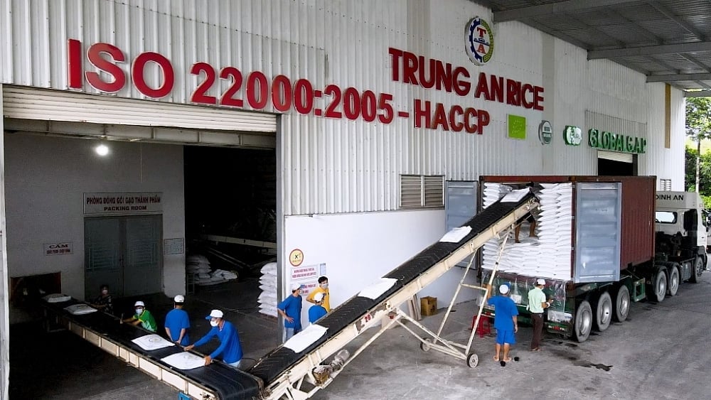 Ngày 5/6 tại TP. Cần Thơ, VIETRISA và Công ty Trung An tổ chức lễ xuất khẩu lô hàng 'Gạo Việt xanh phát thải thấp' đầu tiên sang Nhật Bản. Ảnh: TAR. Ngày 5/6 tại TP. Cần Thơ, VIETRISA và Công ty Trung An tổ chức lễ xuất khẩu lô hàng 'Gạo Việt xanh phát thải thấp' đầu tiên sang Nhật Bản. Ảnh: TAR.
