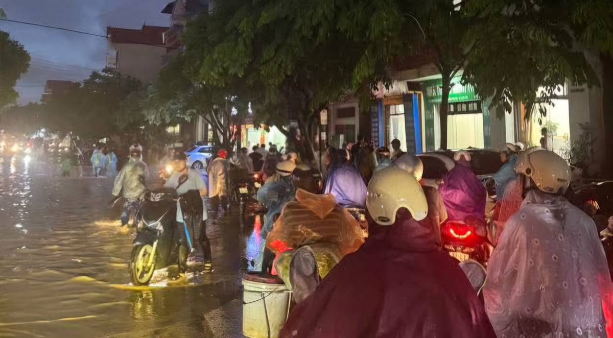 Xe máy không thể lưu thông đã leo lên vỉa hè để tránh ngập. Ảnh: HĐ. Xe máy không thể lưu thông đã leo lên vỉa hè để tránh ngập. Ảnh: HĐ.