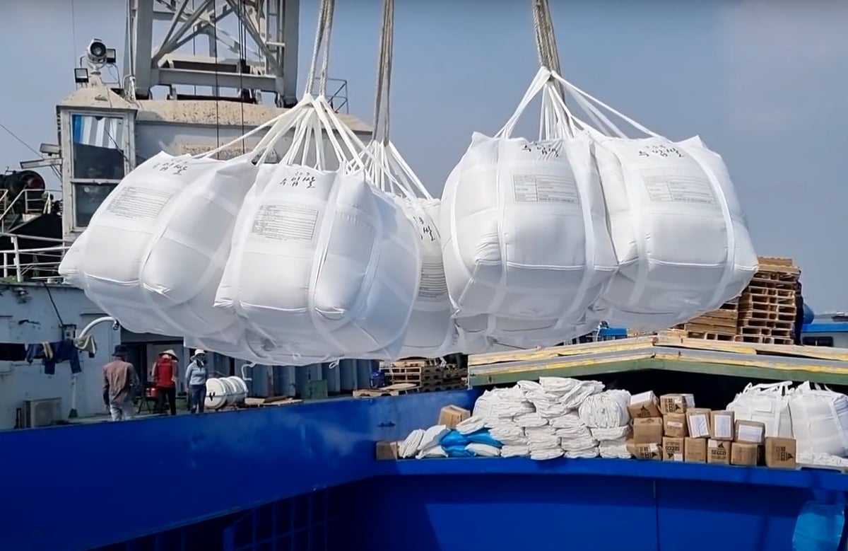 Đưa gạo xuất khẩu lên tàu. Ảnh: Sơn Trang. Đưa gạo xuất khẩu lên tàu. Ảnh: Sơn Trang.