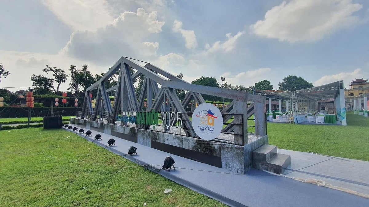 Hà Nội quảng bá hình ảnh di sản kiến trúc - văn hóa cầu Long Biên phục vụ người dân, du khách. Ảnh: Xuân Vũ. Hà Nội quảng bá hình ảnh di sản kiến trúc - văn hóa cầu Long Biên phục vụ người dân, du khách. Ảnh: Xuân Vũ.