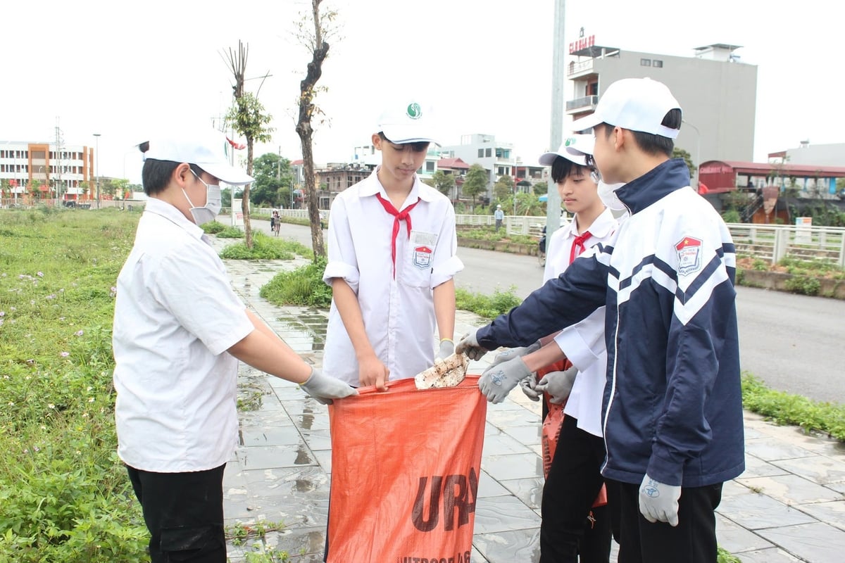 Học sinh trên địa bàn thị trấn Cao Thượng thu gom rác, hưởng ứng Tháng hành động vì môi trường của huyện Tân Yên. Ảnh: Phạm Minh. Học sinh trên địa bàn thị trấn Cao Thượng thu gom rác, hưởng ứng Tháng hành động vì môi trường của huyện Tân Yên. Ảnh: Phạm Minh.