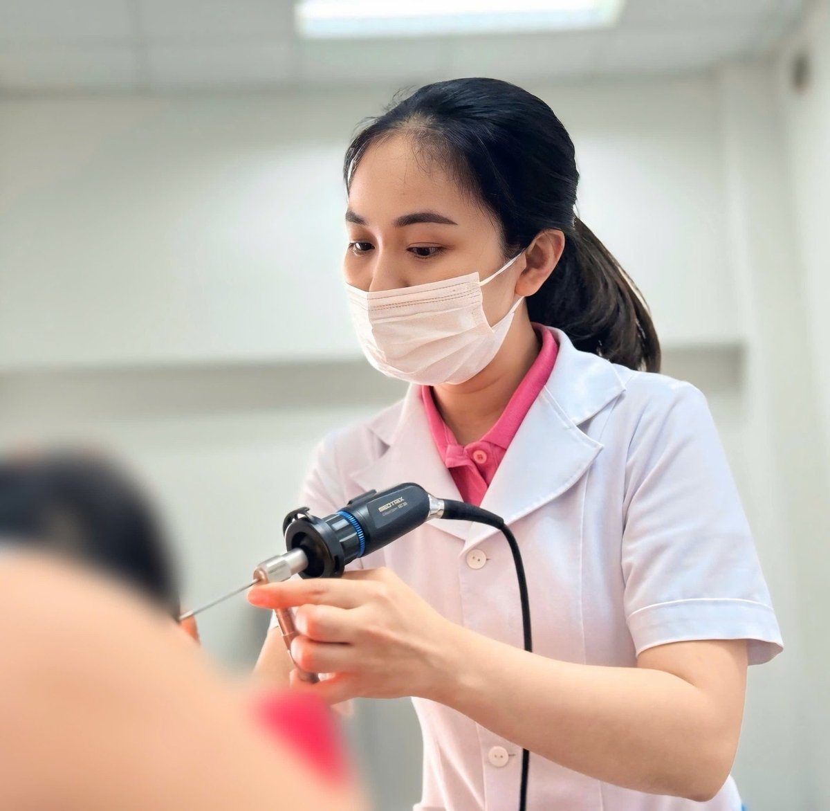 Bác sĩ khuyến cáo nếu trẻ có biểu hiện bất thường ở tai, kể cả chỉ là ngoáy tai nhiều hay quấy khóc không rõ nguyên nhân, cần đưa đi khám càng sớm càng tốt. Ảnh: Bệnh viện cung cấp. Bác sĩ khuyến cáo nếu trẻ có biểu hiện bất thường ở tai, kể cả chỉ là ngoáy tai nhiều hay quấy khóc không rõ nguyên nhân, cần đưa đi khám càng sớm càng tốt. Ảnh: Bệnh viện cung cấp.
