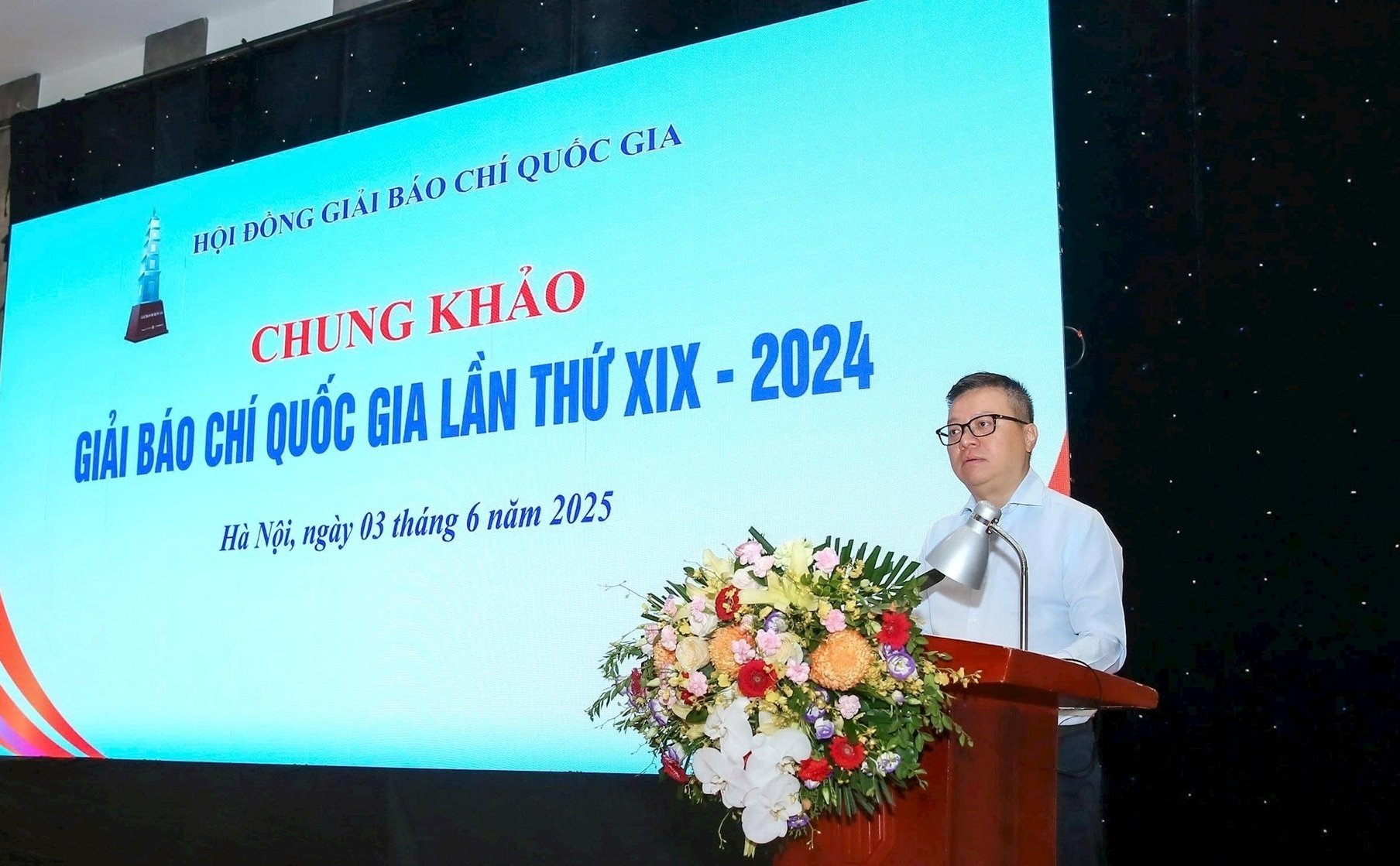 Ông Lê Quốc Minh, Ủy viên Trung ương Đảng, Tổng Biên tập Báo Nhân dân, Phó Trưởng Ban Tuyên giáo và Dân vận Trung ương, Chủ tịch Hội Nhà báo Việt Nam, Chủ tịch Hội đồng chung khảo Giải Báo chí Quốc gia phát biểu khai mạc sự kiện. Ảnh: Nhà báo và Công luận.