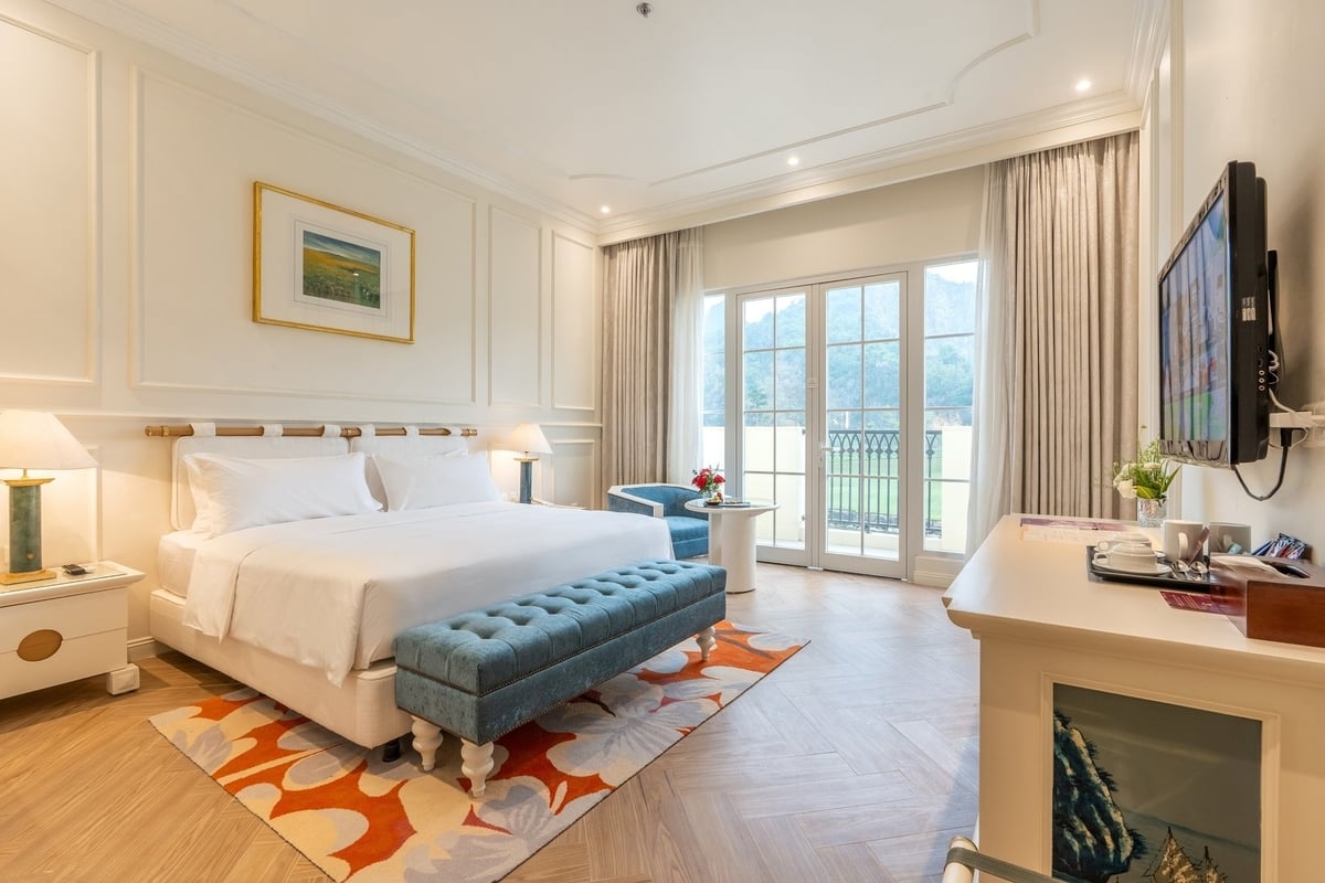 Phòng nghỉ sang trọng, tinh tế với tầm nhìn ra sân gôn tuyệt đẹp. Ảnh: KS. Phòng nghỉ sang trọng, tinh tế với tầm nhìn ra sân gôn tuyệt đẹp. Ảnh: KS.