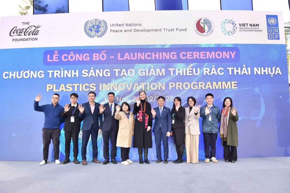 Các đại biểu tại Lễ công bố chương trình sáng tạo giảm thiểu rác thải nhựa. Ảnh: Coca-Cola Việt Nam. Các đại biểu tại Lễ công bố chương trình sáng tạo giảm thiểu rác thải nhựa. Ảnh: Coca-Cola Việt Nam.