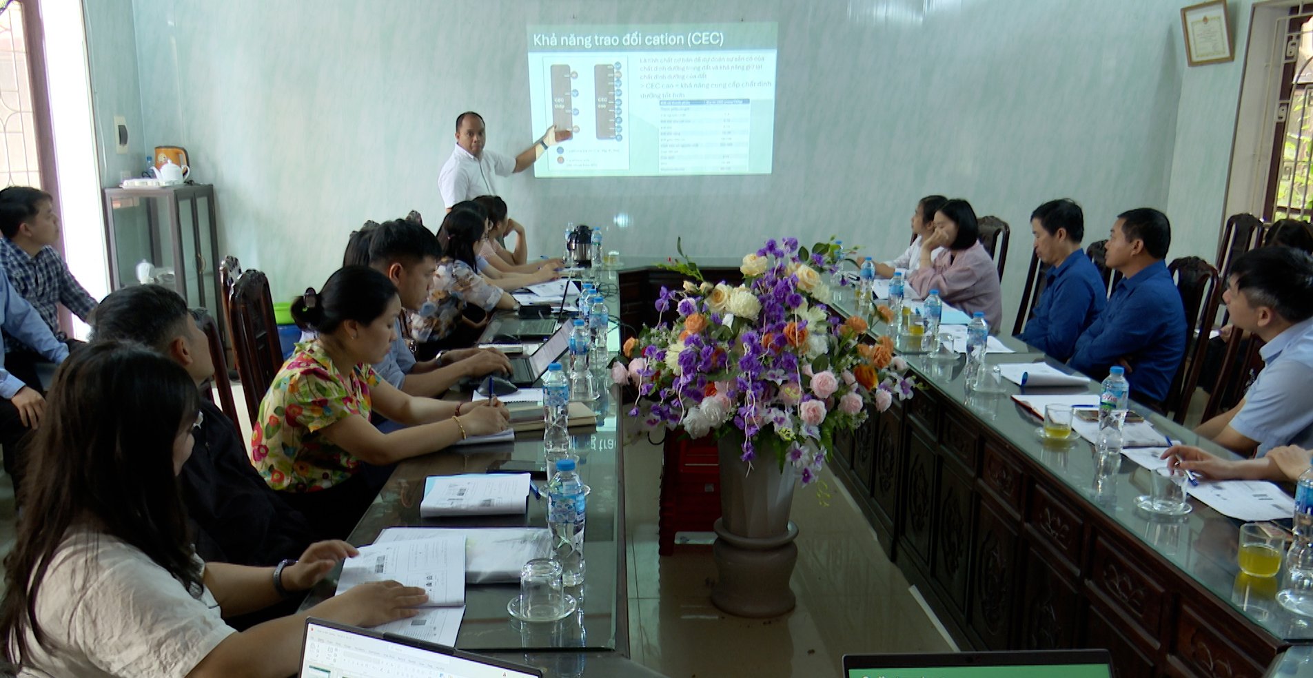 Viện Nghiên cứu Lúa gạo Quốc tế (IRRI) phối hợp với Chi cục Trồng trọt và Bảo vệ thực vật tỉnh Nam Định tổ chức lớp tập huấn kỹ thuật cho cán bộ chuyên môn đến từ 3 tỉnh: Nam Định, Hải Dương và Thái Bình. Ảnh: Duy Học.