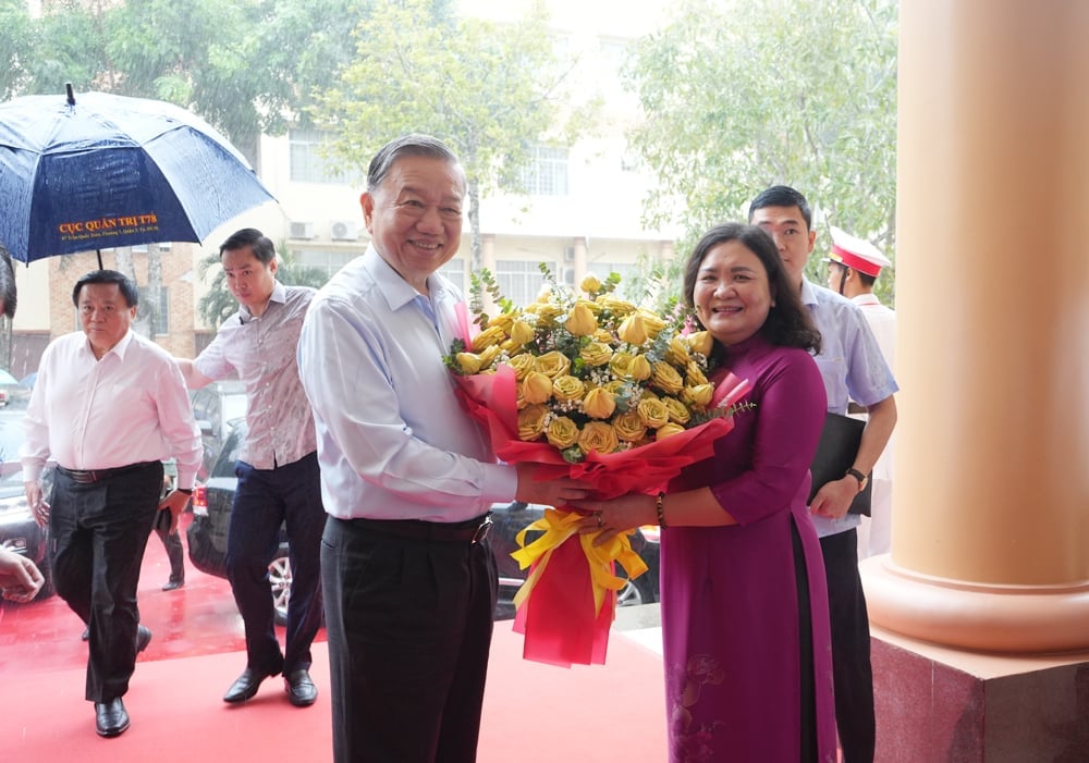 Bà Hồ Thị Hoàng Yến, Bí thư Tỉnh ủy Bến Tre tặng hoa chào mừng Tổng Bí thư Tô Lâm nhân chuyến công tác, làm việc tại Bến Tre. Ảnh: Phương Thảo. Bà Hồ Thị Hoàng Yến, Bí thư Tỉnh ủy Bến Tre tặng hoa chào mừng Tổng Bí thư Tô Lâm nhân chuyến công tác, làm việc tại Bến Tre. Ảnh: Phương Thảo.