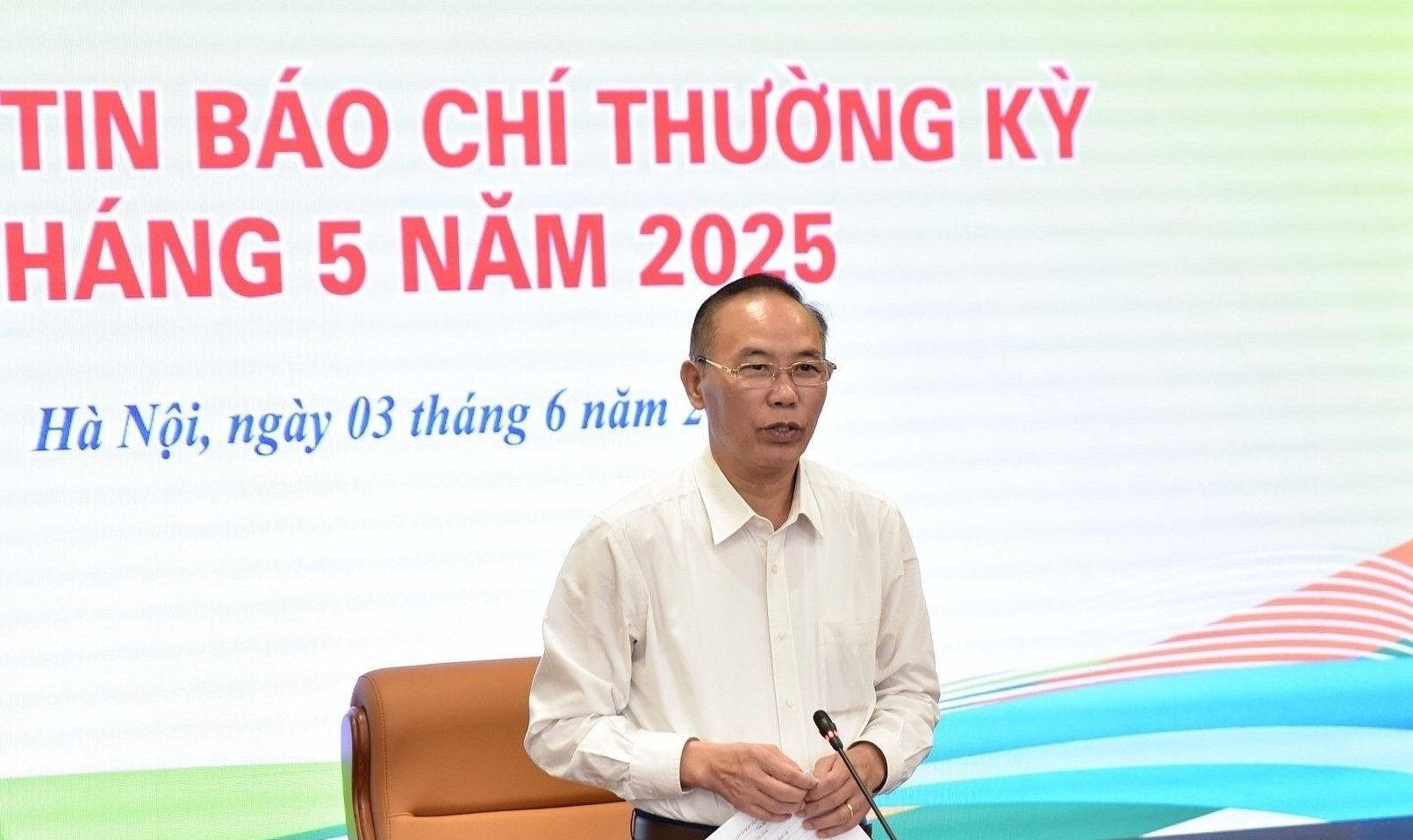 Thứ trưởng Phùng Đức Tiến thông tin kết quả sản xuất và xuất khẩu NLTS tới báo chí. Ảnh: Kiều Chi. Thứ trưởng Phùng Đức Tiến thông tin kết quả sản xuất và xuất khẩu NLTS tới báo chí. Ảnh: Kiều Chi.